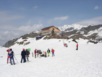 Al Rifugio Calvi e verso il Passo della Portula ancora con tanta neve con immagini del Trofeo Parravicini il 10 maggio 09 - FOTOGALLERY